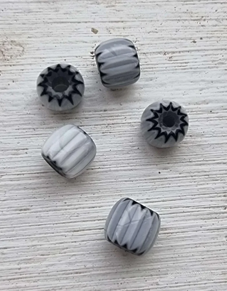 Glaspärlor Murano - Svart/vit tub 6mm, 5-pack