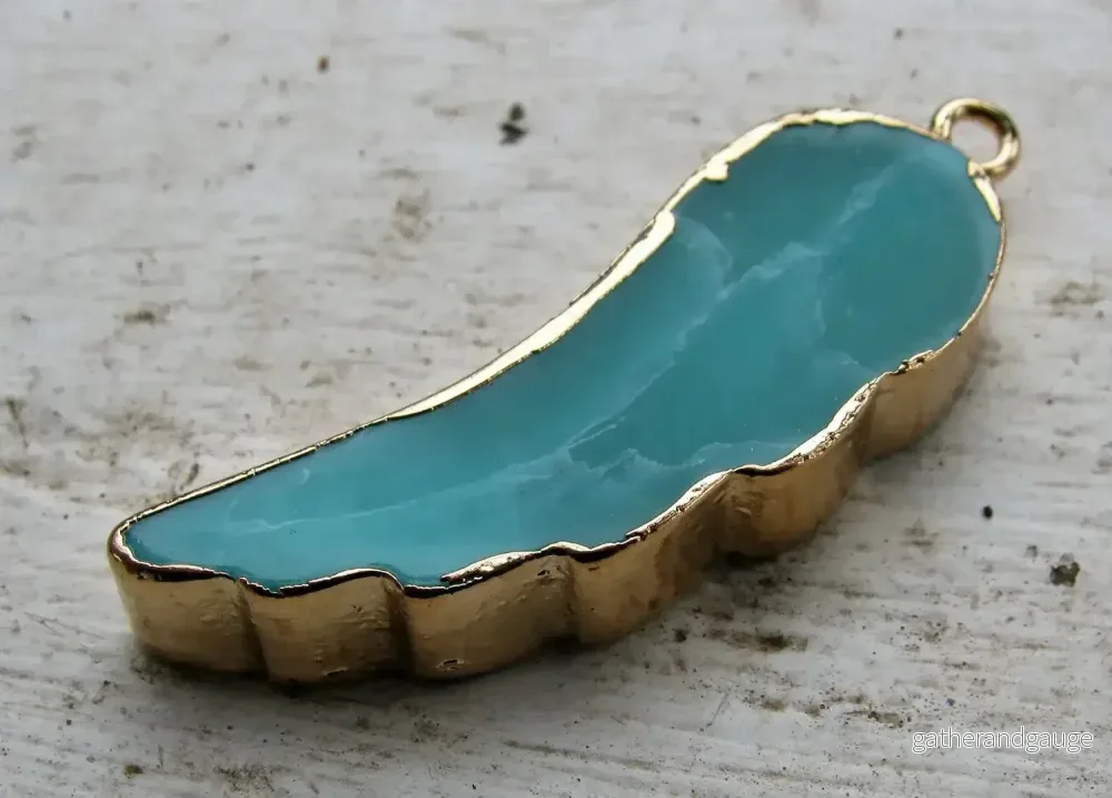 Hänge Imiterad Agat - Vinge Grönturkos/Guld 45x17 mm 1 styck