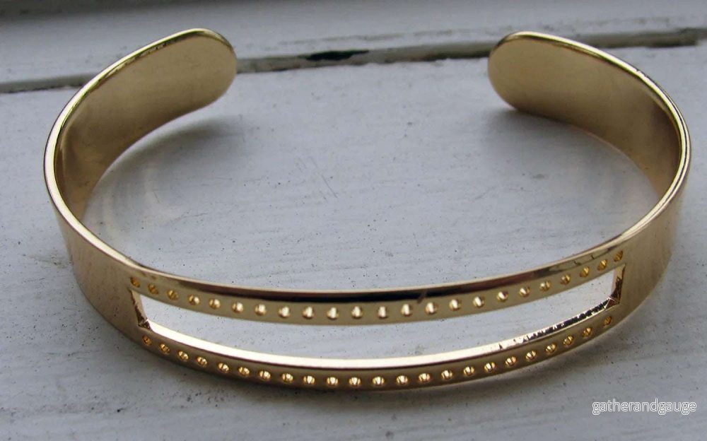 Guldfärgad Armbandsstomme – Cuff med Hål (Miuyki) 1 styck Guldfärgad Armbandsstomme – Cuff med Hål (Miuyki) 1 styck