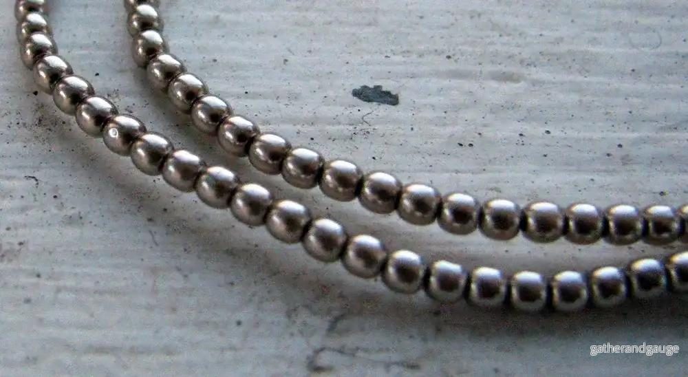 Tjeckiska vaxade glaspärlor - Champagne 2mm, 1 sträng