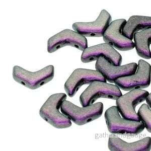 Chevron Duo – Polychrome Black Raspberry 10x4mm, 1 sträng Chevron Duo – Polychrome Black Raspberry 10x4mm, 1 sträng