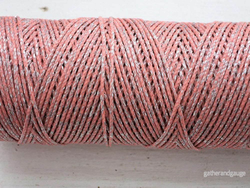 Vaxad bomullstråd - Metallic Ljusrosa med silver glitter 1mm, 1 m - Bild 2