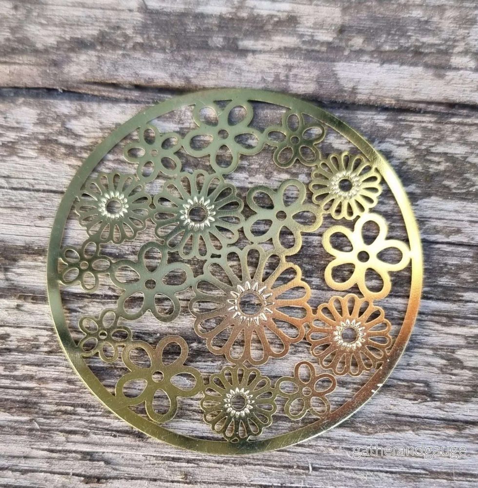 Connector / Hänge Guldfärgad – Mandala med blommor 47mm 1 styck Connector / Hänge Guldfärgad – Mandala med blommor 47mm 1 styck