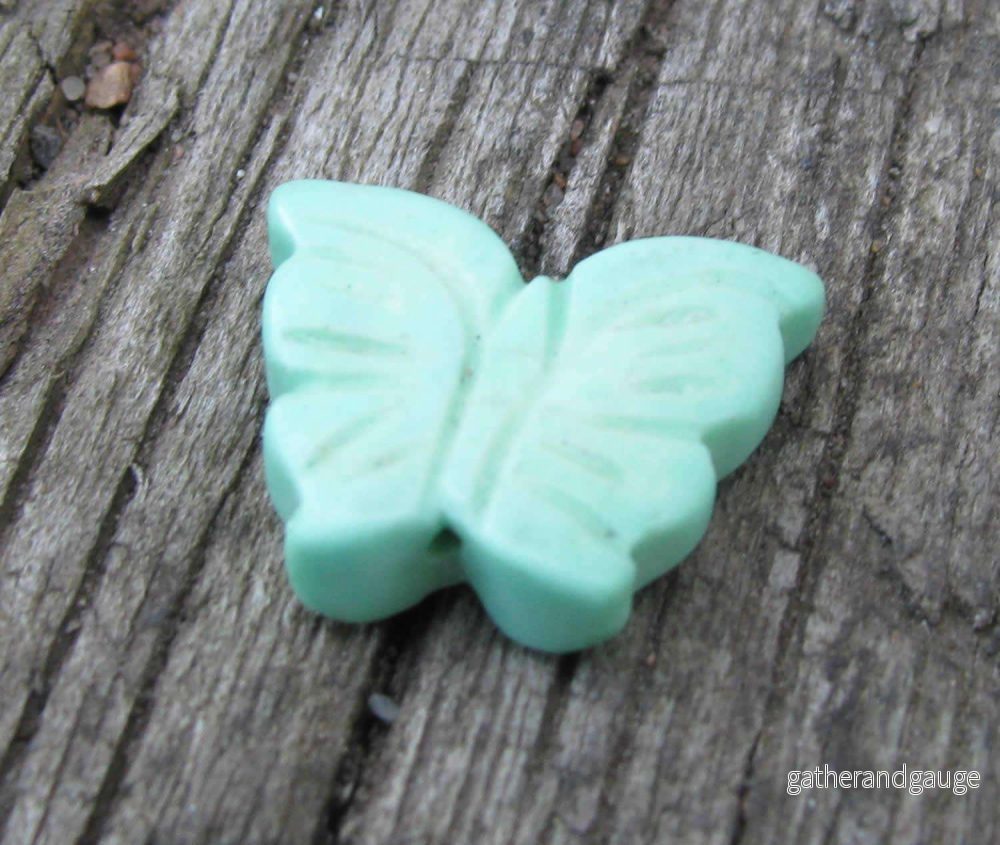 Howlite – Mintgrön mindre fjäril 15x12mm 1 styck - Bild 2