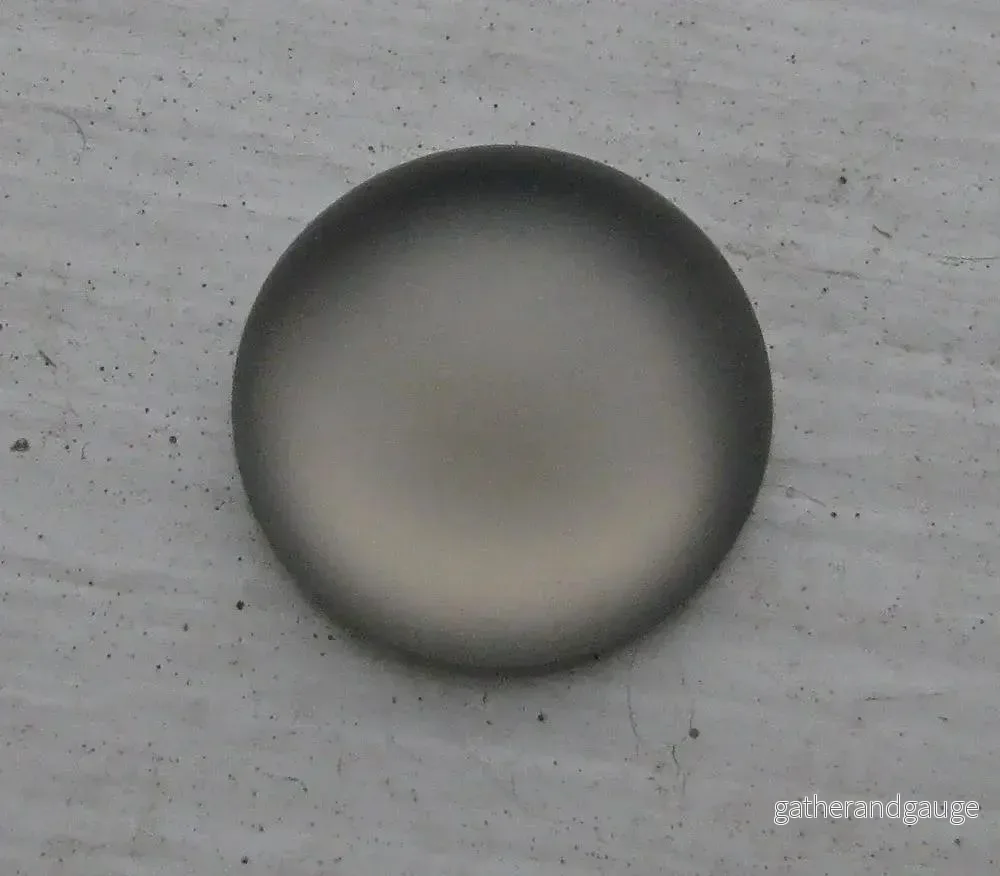 Luna Cabochon – Grey 18 mm 1 styck Luna Cabochon – Grey 18 mm 1 styck