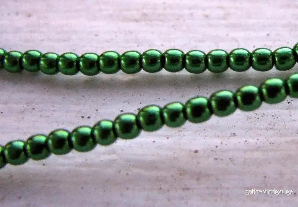 Tjeckiska vaxade glaspärlor - Xmas Green 2mm, 1 sträng