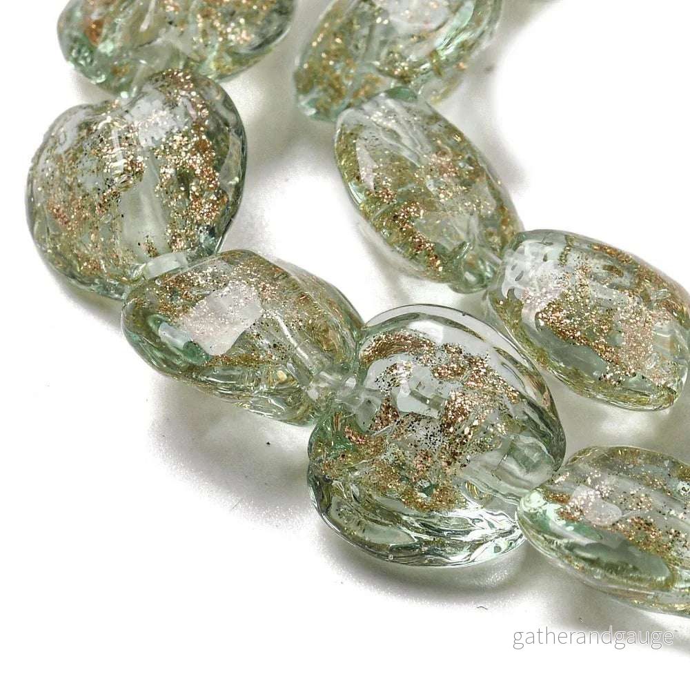 Lampwork Hjärta – Svagt Grön med Guldglitter 12mm 1 styck Lampwork Hjärta – Svagt Grön med Guldglitter 12mm 1 styck