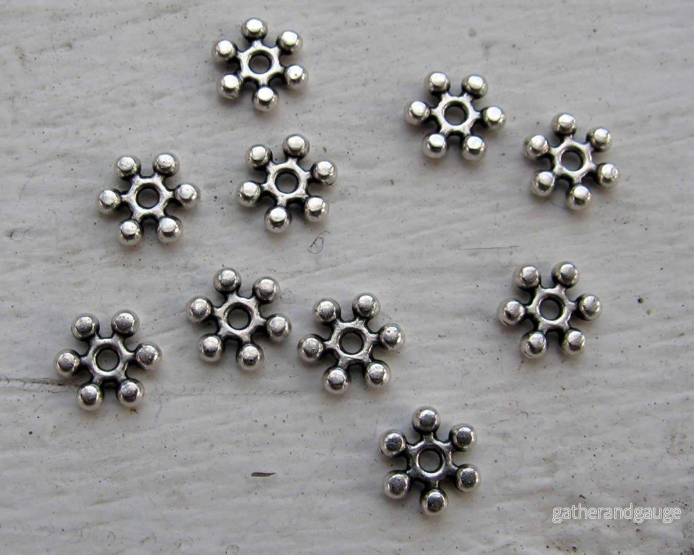Mellandel Silverfärgad – Platt Blomma 6,7mm, 10-Pack Mellandel Silverfärgad – Platt Blomma 6,7mm, 10-Pack