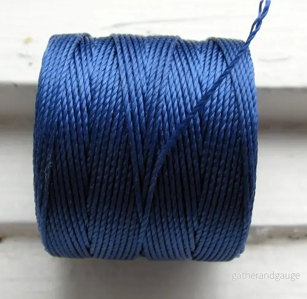 S-Lon Bead Cord - Hyacinth, 1 Rulle - Bild 2