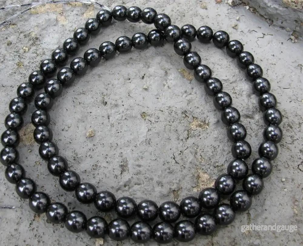 Tjeckiska Vaxade Glaspärlor – Black 8mm, 1 Sträng