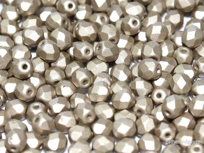 Tjeckiska Firepolish - Metallic Beige 6mm, 25-pack