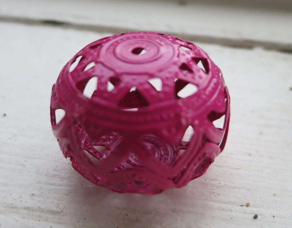 Filigree boll – Mörkrosa 26x19mm 1 styck Filigree boll – Mörkrosa 26x19mm 1 styck