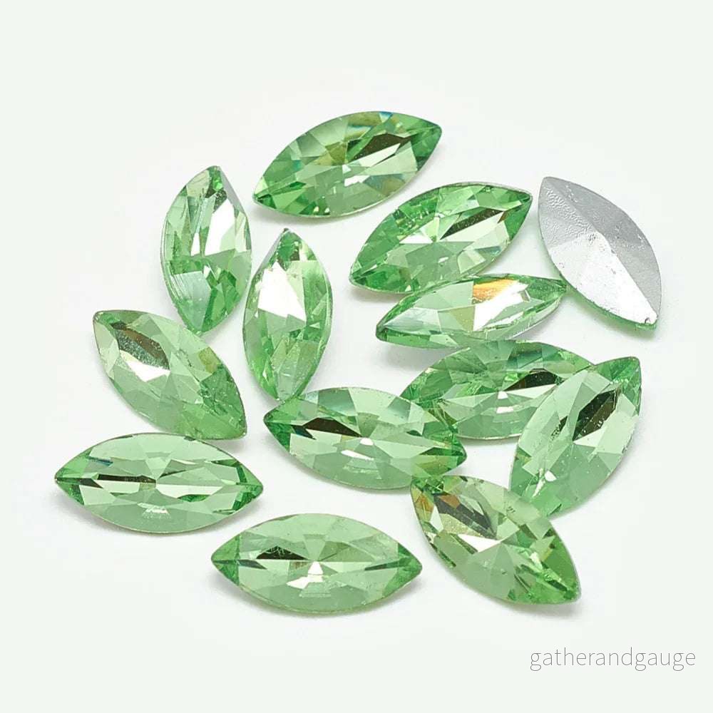 Kinesisk Strass - Navette Peridot 10x5mm 1 styck - Bild 2