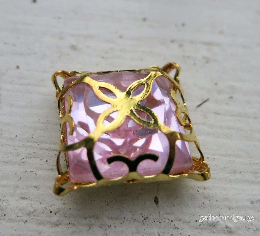 Glassten med infattning - Guldfärgad med rosa sten 15mm 1 styck