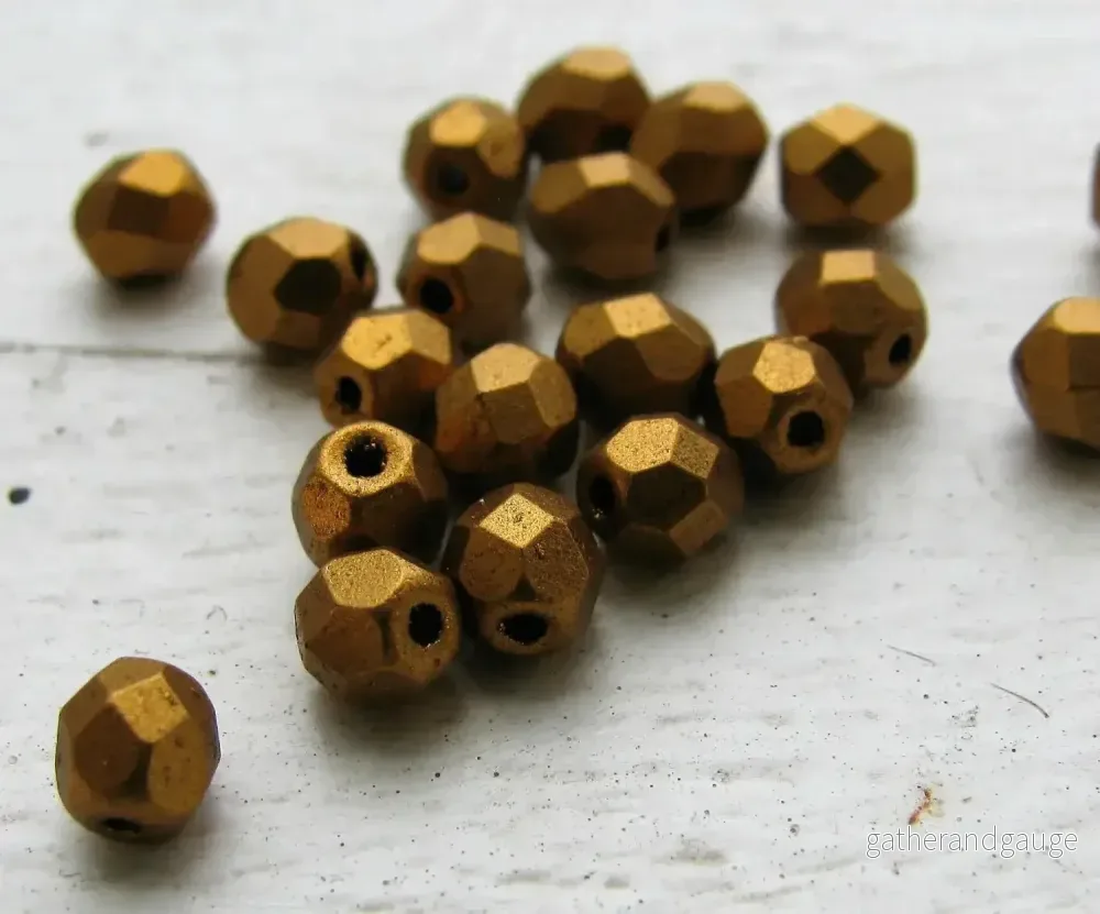 Tjeckiska Firepolish - Matte Metallic Goldenrod 4 mm, 50-pack - Bild 2