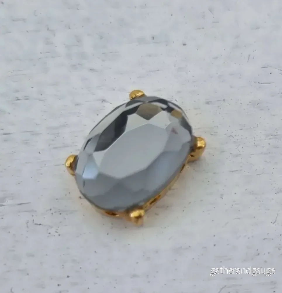 Glassten med Infattning – Guldfärgad Oval, Grå Sten 10x14mm 1 styck Glassten med Infattning – Guldfärgad Oval, Grå Sten 10x14mm 1 styck