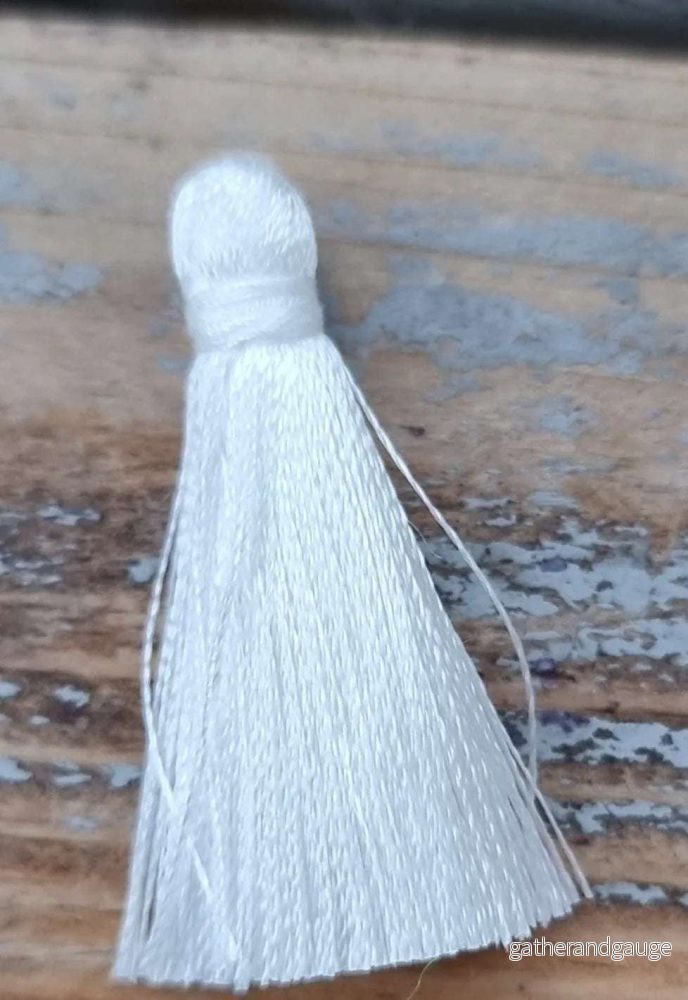 Hänge tassel polyester - Vit 35mm 1 styck