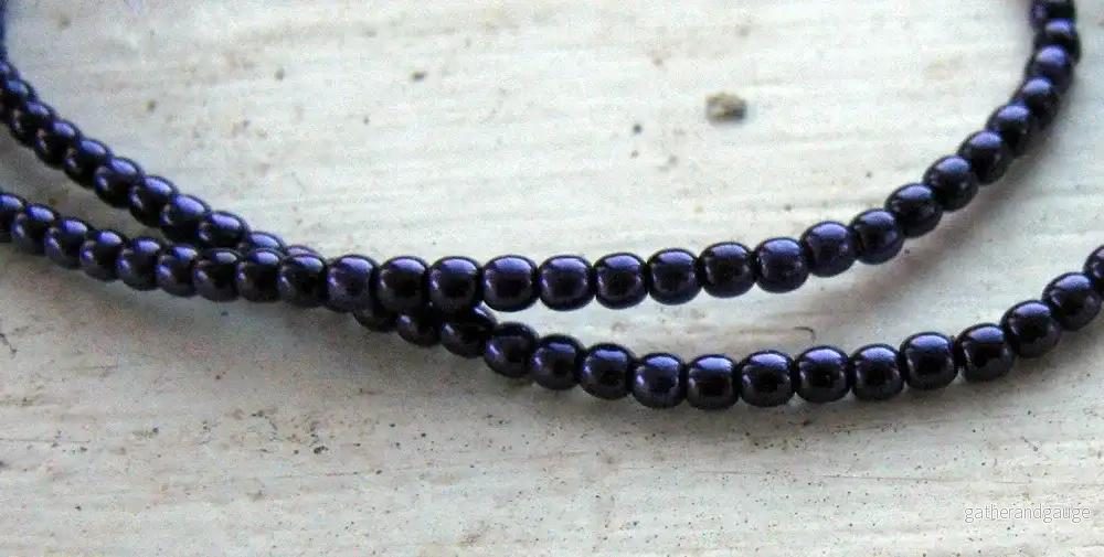 Tjeckiska vaxade glaspärlor - Purple 2mm, 1 sträng