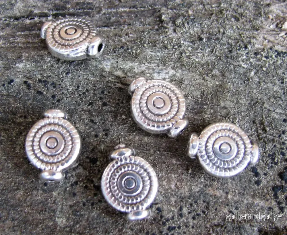 Mellandel Silverfärgad – Platt Rund med Cirklar, 10x8mm, 5-Pack Mellandel Silverfärgad – Platt Rund med Cirklar, 10x8mm, 5-Pack
