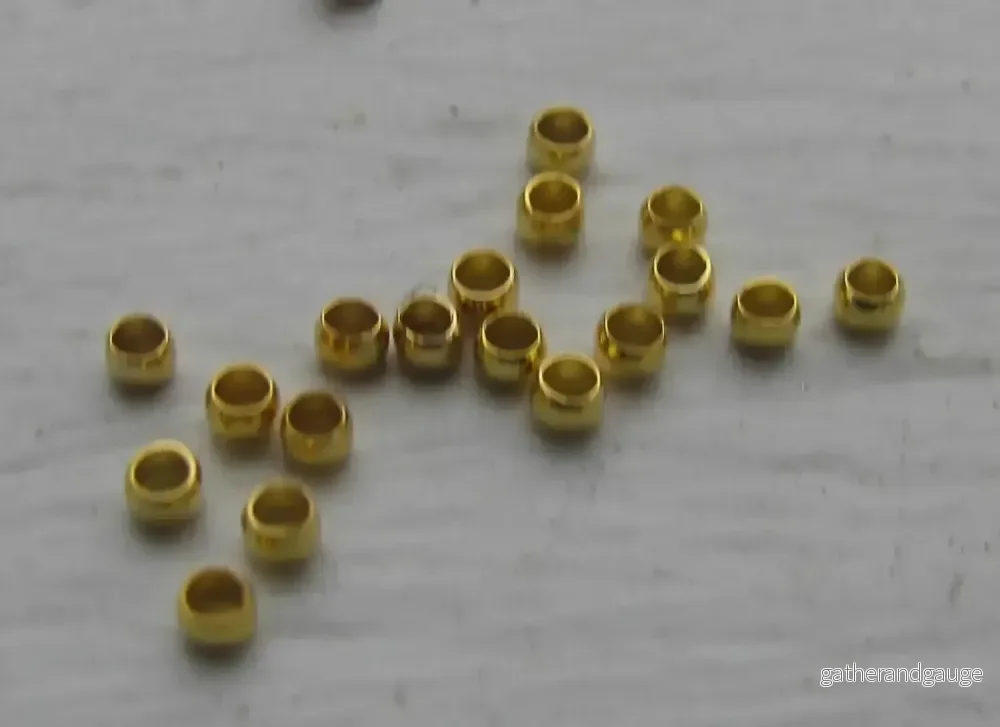 Klämpärlor - Guldfärgade 2mm, ca 50 stycken - Bild 2