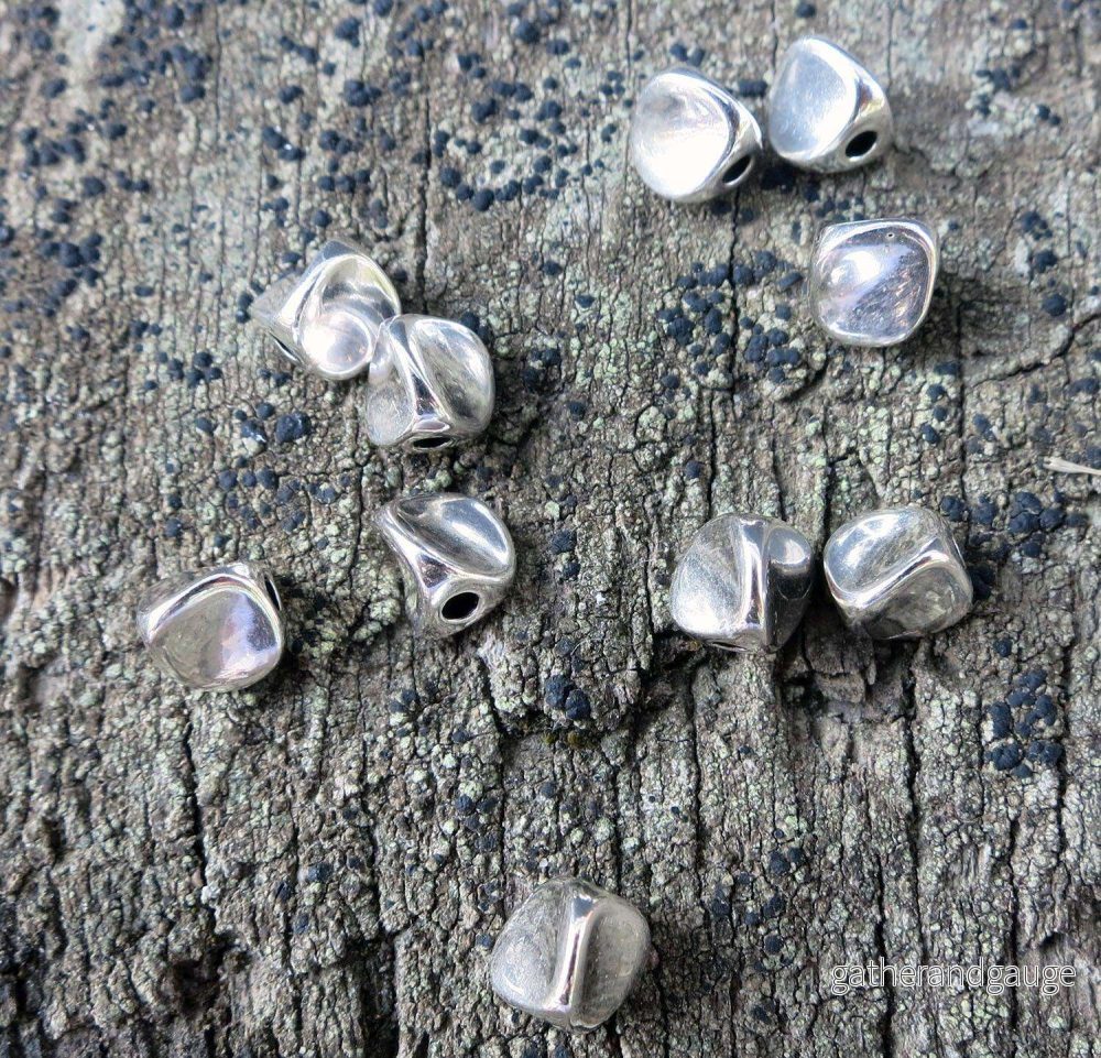 Mellandel Silverfärgad – Oregelbunden 5 mm, 10-pack Mellandel Silverfärgad – Oregelbunden 5 mm, 10-pack
