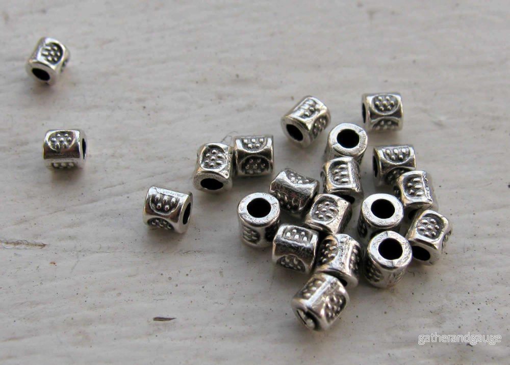 Mellandel Silverfärgad - Liten Mönstrad Cylinder, 3mm, 20-pack - Bild 2