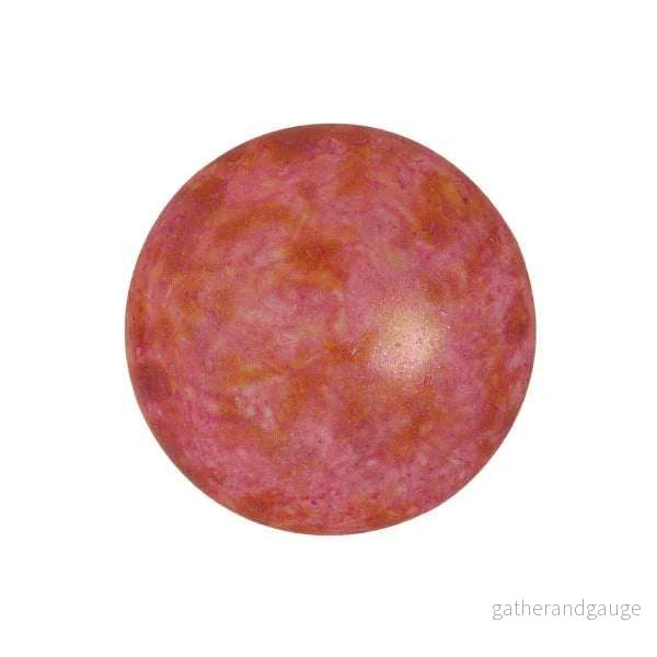 Cabochon par Puca® – Opaque Rose Spotted 18 mm, 1 styck Cabochon par Puca® – Opaque Rose Spotted 18 mm, 1 styck
