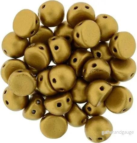 CzechMates Cabochon - Matte Metallic Goldenrod 7mm 2-håls, 10-pack