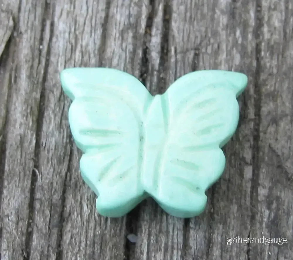 Howlite – Mintgrön mindre fjäril 15x12mm 1 styck