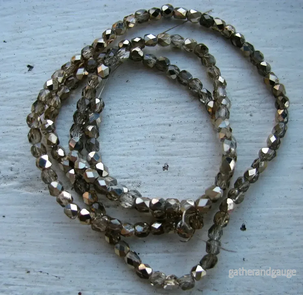 Glaspärlor Facetterad Rund - Svagt Brun/Guld, 3x3mm, 1 Sträng
