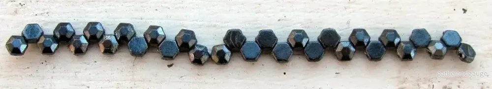 Honeycomb Jewel – Gunmetal 6mm, 1 sträng