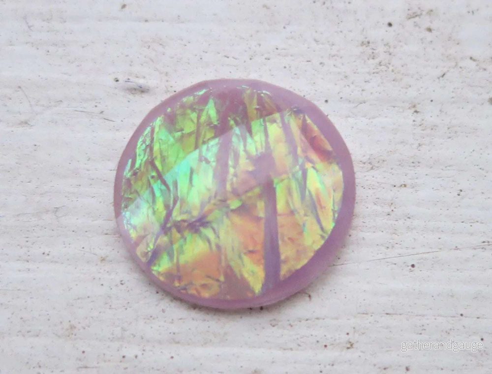 Cabochon av Resin – Rund Lila med Oljeskimmer 15mm 1 styck Cabochon av Resin – Rund Lila med Oljeskimmer 15mm 1 styck