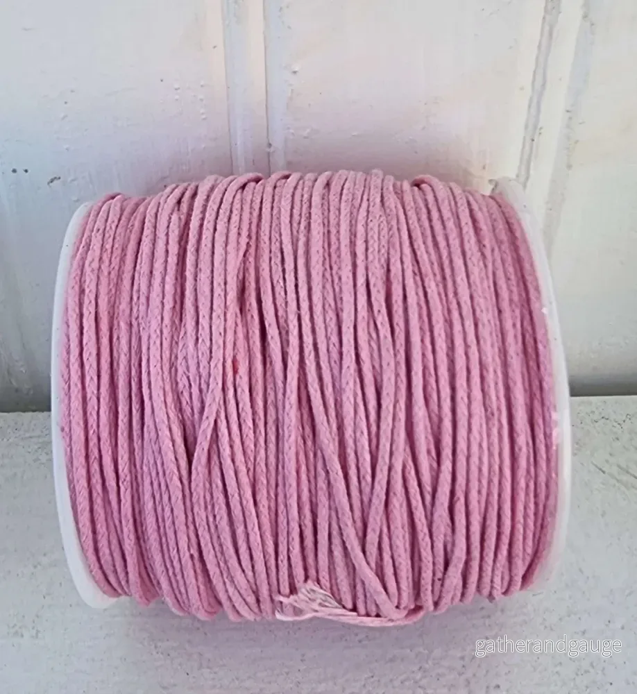 Vaxad bomullstråd - Rosa 1mm, 1 rulle