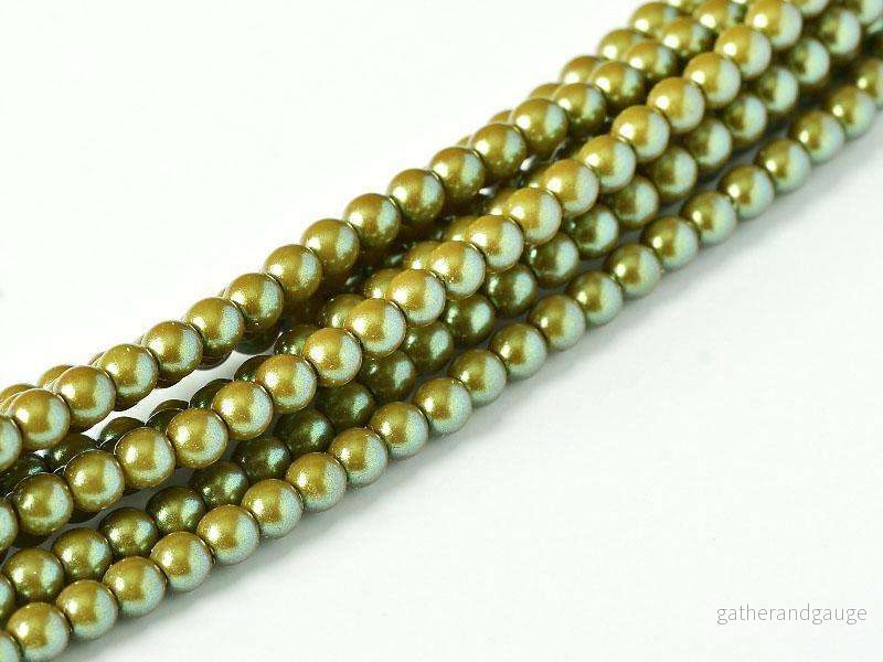 Tjeckiska Pearl Shell - Moss 2mm, 1 sträng