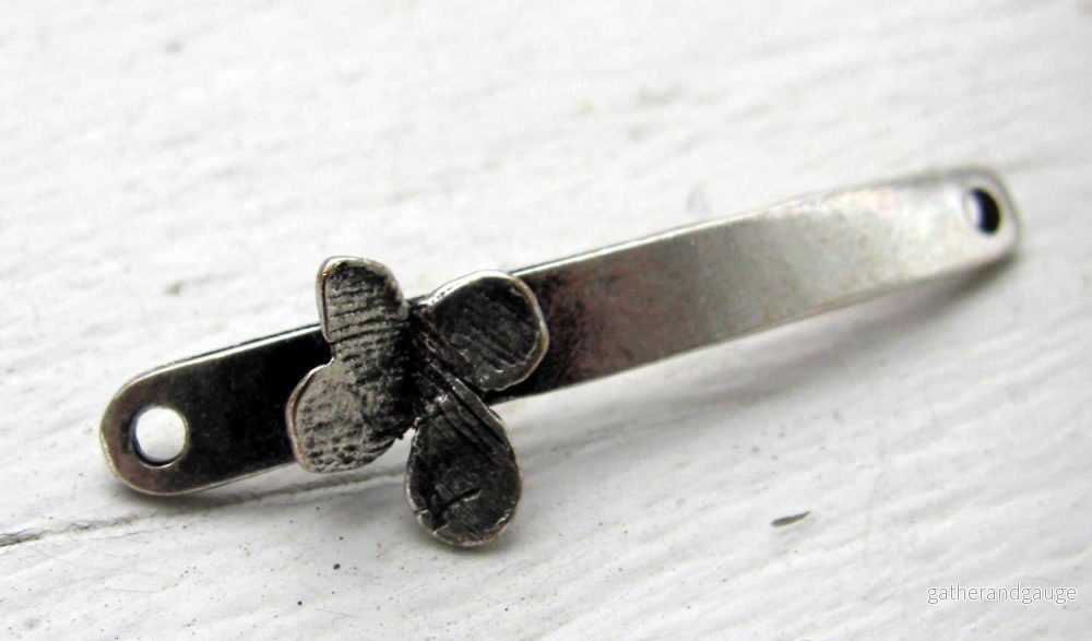 Connector Silverfärgad – Rektangel med Utsåtande Fjäril 38x5mm, 1 Styck Connector Silverfärgad – Rektangel med Utsåtande Fjäril 38x5mm, 1 Styck