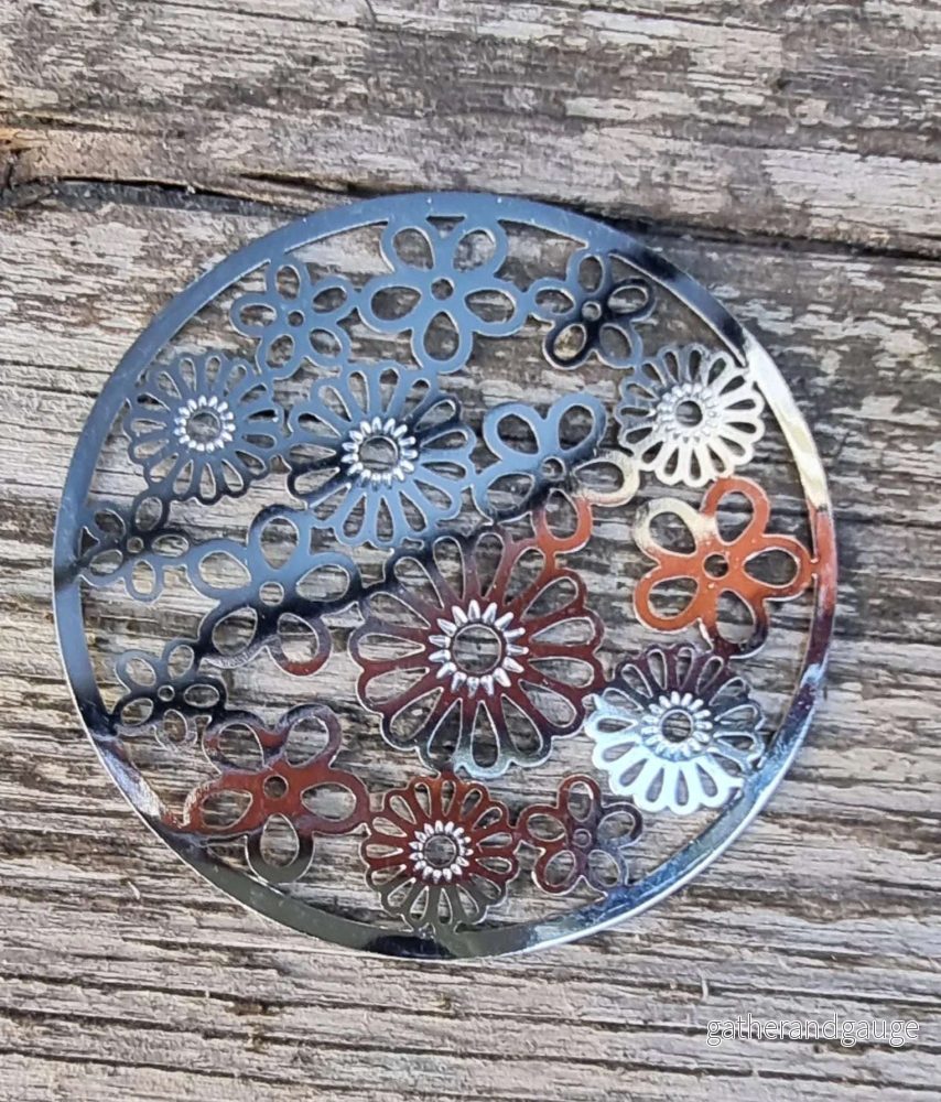 Connector / Hänge Silverfärgad – Mandala med blommor 47mm 1 styck Connector / Hänge Silverfärgad – Mandala med blommor 47mm 1 styck