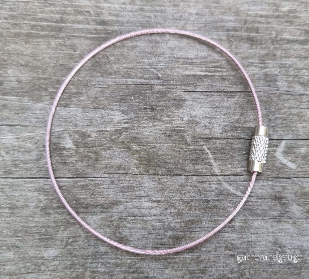 Wire armband – Lilarosa 1mm, 1 styck