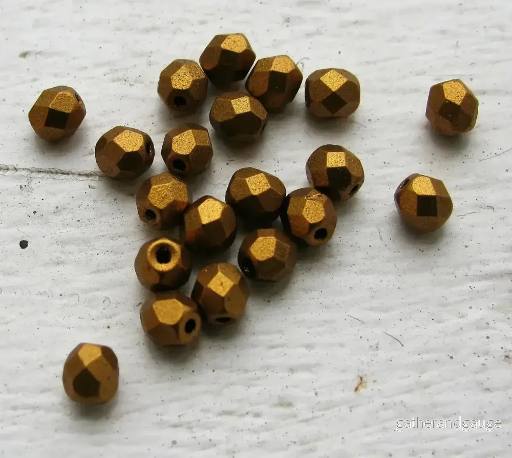 Tjeckiska Firepolish - Matte Metallic Goldenrod 4 mm, 50-pack