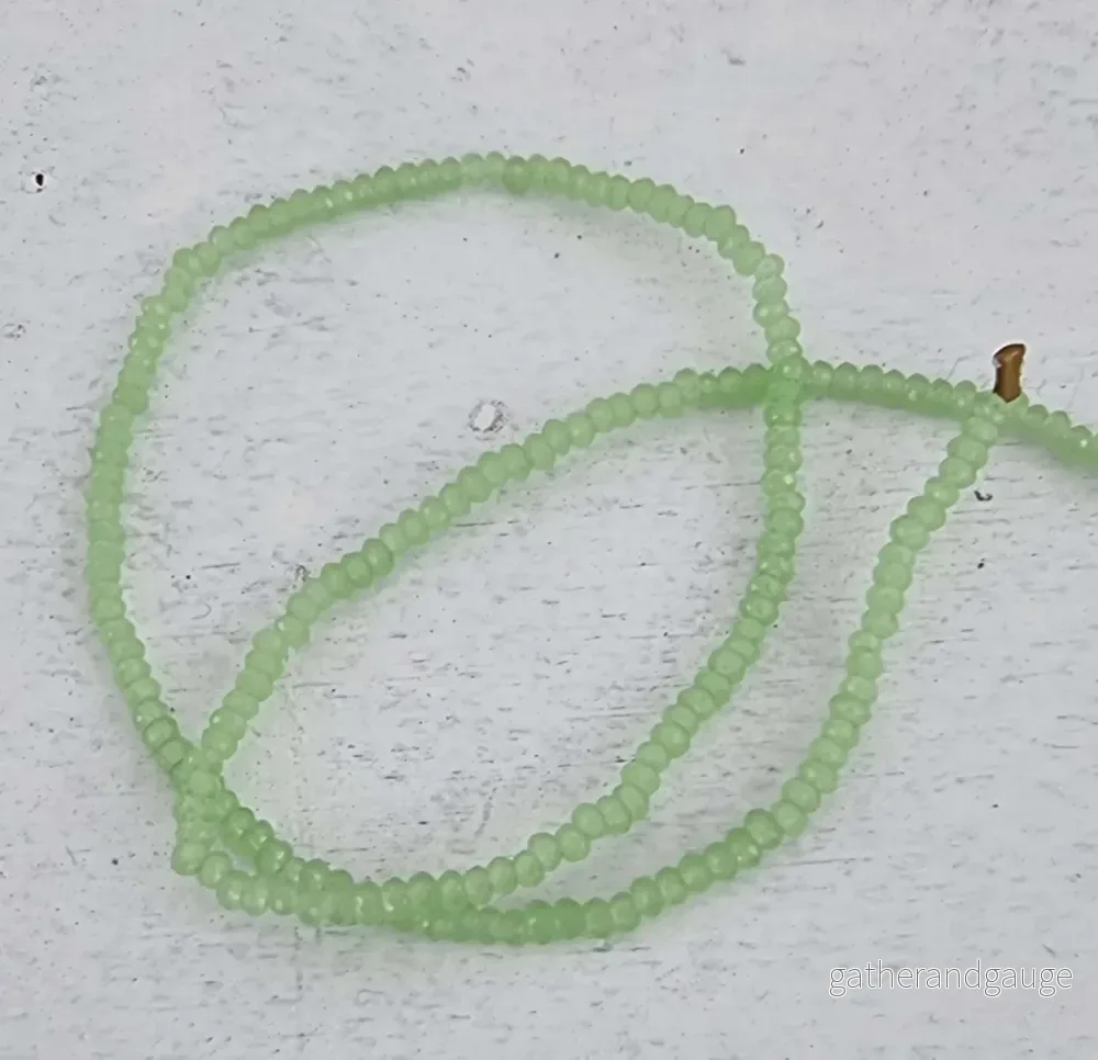 Facetterade glaspärlor - Lime 2,6x1,7mm 1 sträng