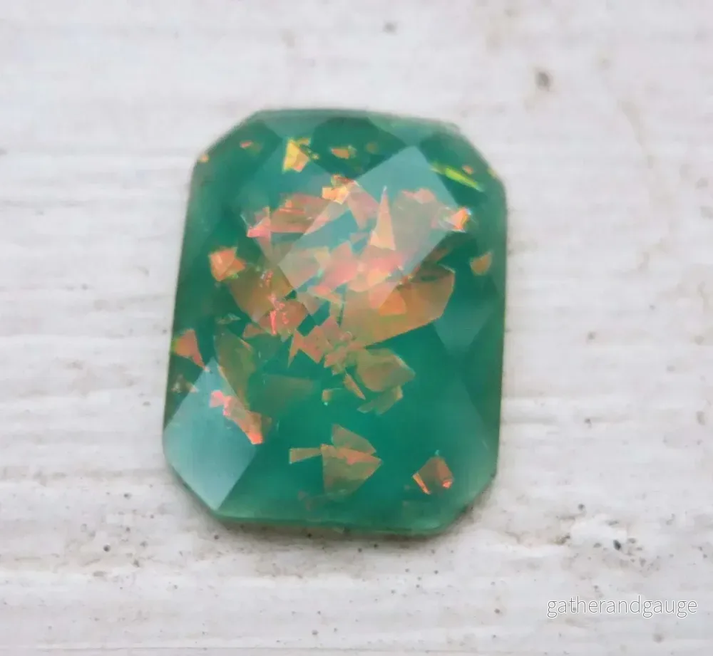 Cabochon av resin – Facetterad Rektangulär Emerald 20x15mm 1 styck Cabochon av resin – Facetterad Rektangulär Emerald 20x15mm 1 styck