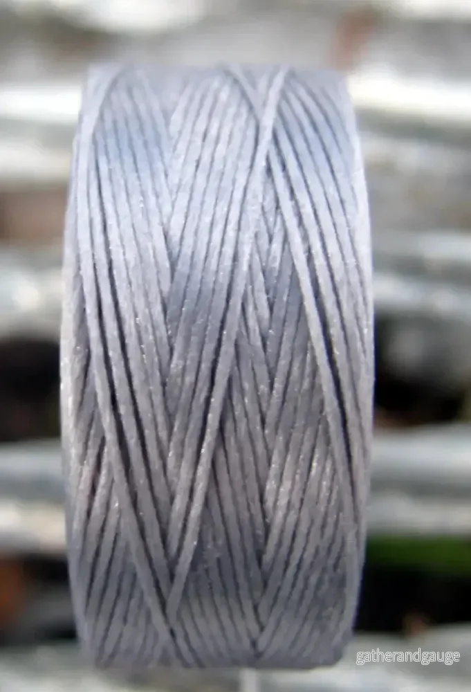 S-Lon Bead Thread - Grey Storlek D, 1 Rulle - Bild 2