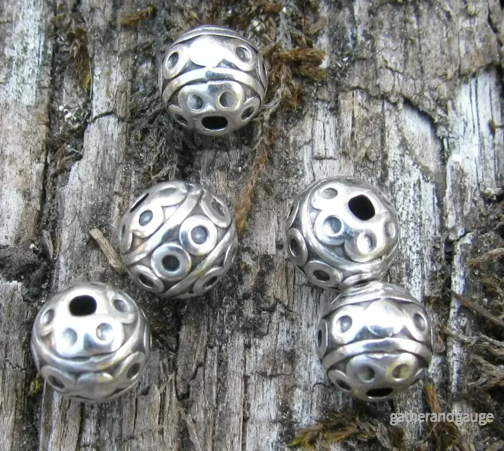 Mellandel silverfärgad – Rund med cirklar 7mm 5-pack