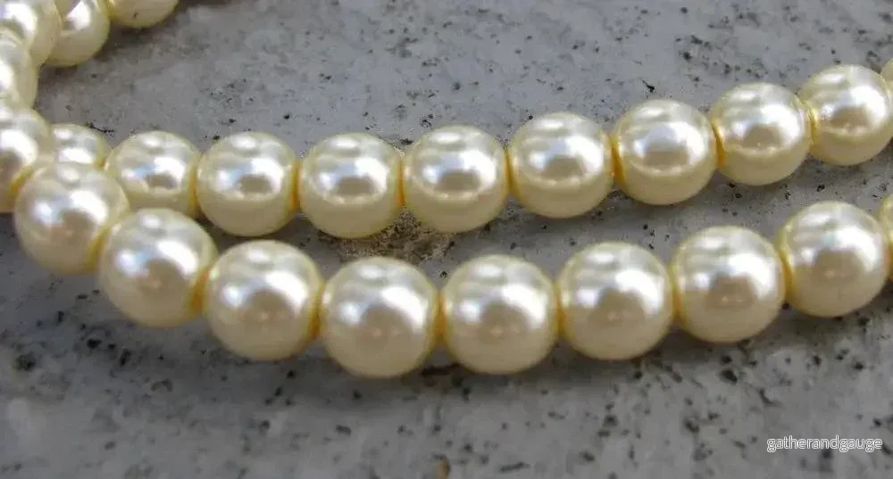 Tjeckiska vaxade glaspärlor - Cream 6mm, 1 sträng - Bild 2