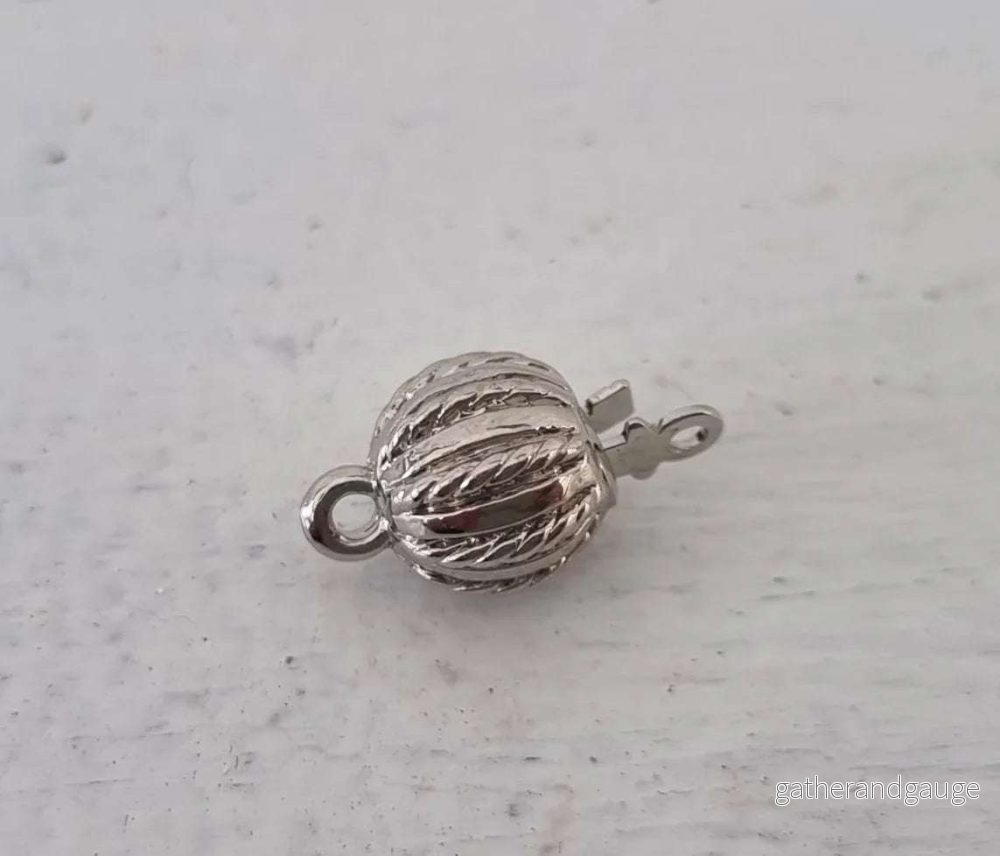 Claspgarten Instickslås - Randig Rund Silverfärgad 8mm 1 styck