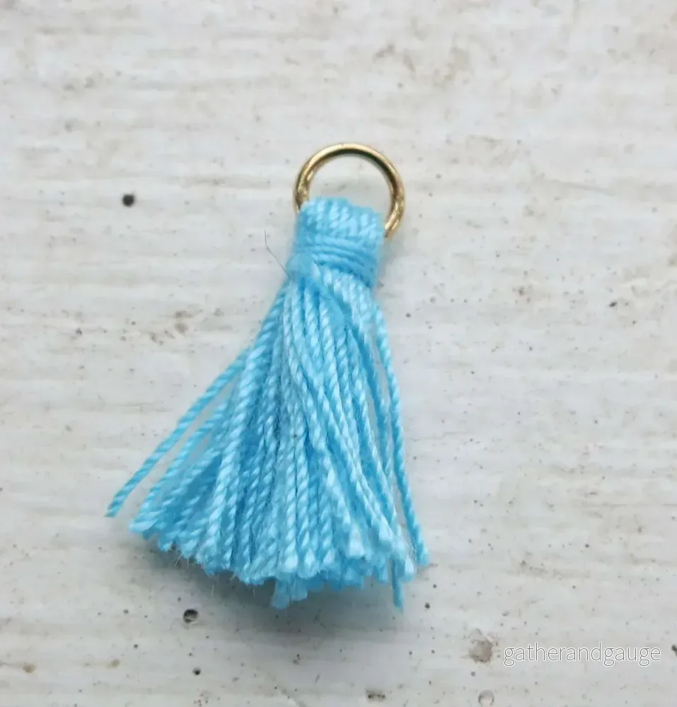 Bomullstofs med ögla – Turkos / Guld 15mm, 1 styck