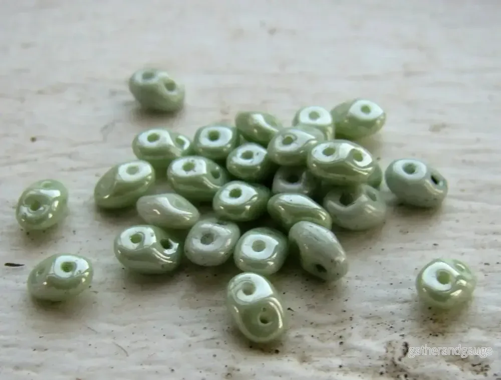 SuperDuo - Opaque Light Green Ceramic Look, 10 gram