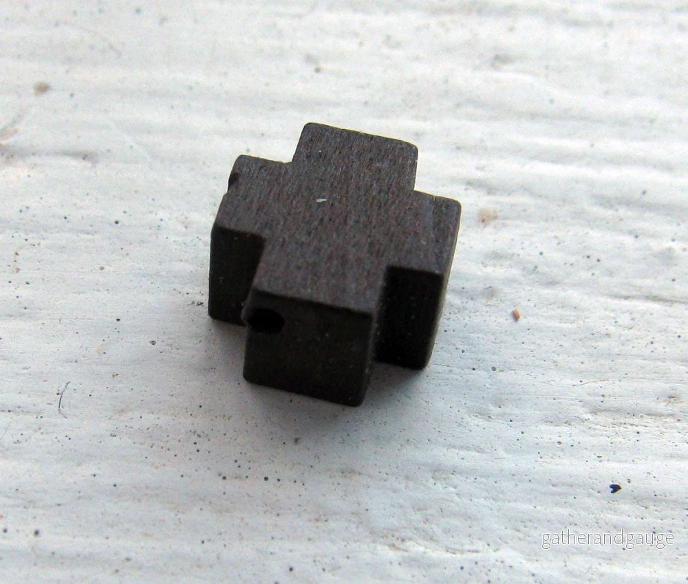 Träpärlor - Fyrkantskors Bruna 8mm - 5-pack - Bild 2