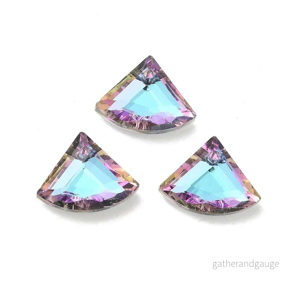 Facetterade glaspärlor - Triangel Shimmer Plum 12x15mm 1 styck - Bild 3