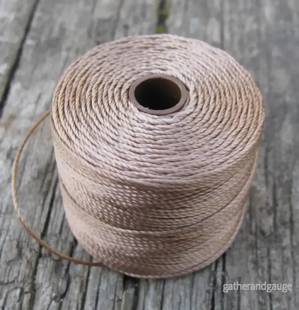 S-Lon Bead Cord - Medium Brown, 1 Rulle - Bild 2