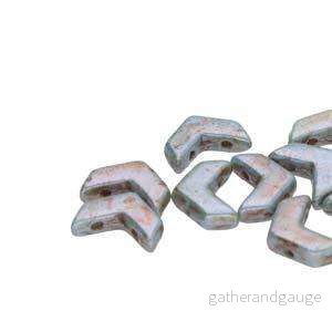 Chevron Duo – Chalk Lazure Blue 10x4mm, 1 sträng Chevron Duo – Chalk Lazure Blue 10x4mm, 1 sträng
